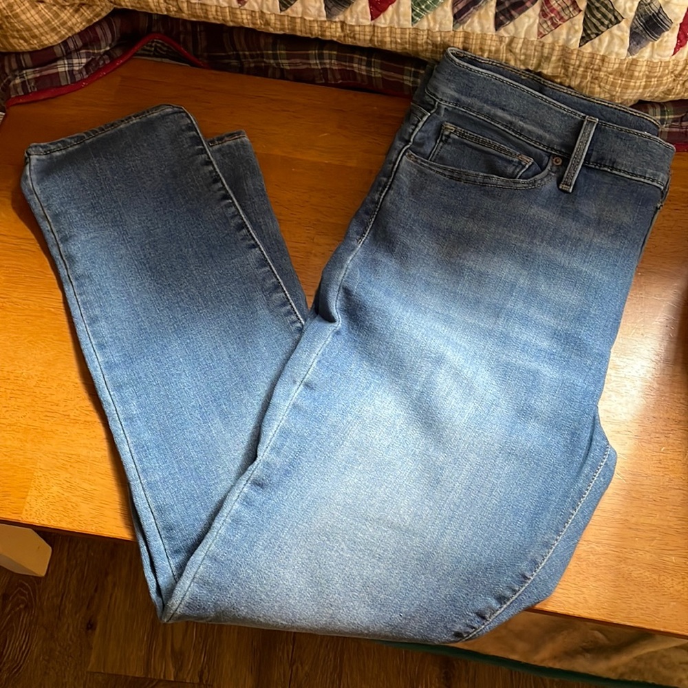 Women’s Levi jeans slimming skinny ankle size 32